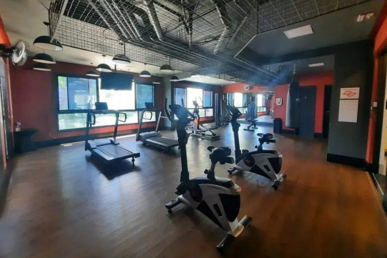 Apt completo: ar cond piscina e academia no Centro