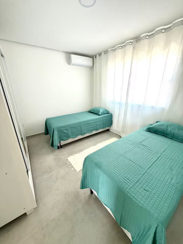 Apt em Taperapuã: piscina, churrasqueira e ar condicionado