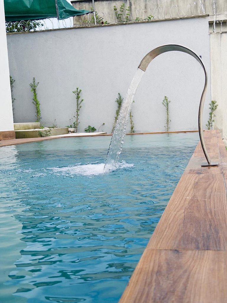 Apt em Taperapuã: piscina, churrasqueira e ar condicionado