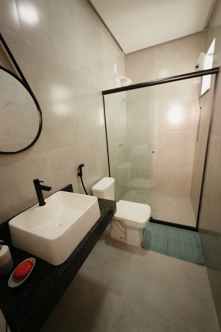 Apt em Taperapuã: piscina, churrasqueira e ar condicionado