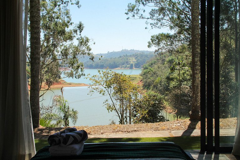 Romantic Chalet with Reservoir View in Igaratá