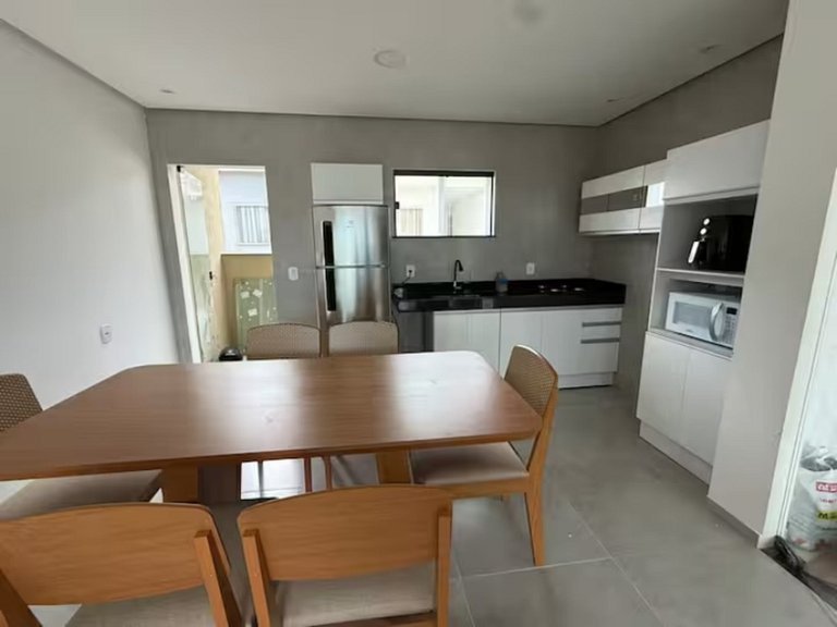 Apt em Taperapuã: piscina, churrasqueira e ar condicionado