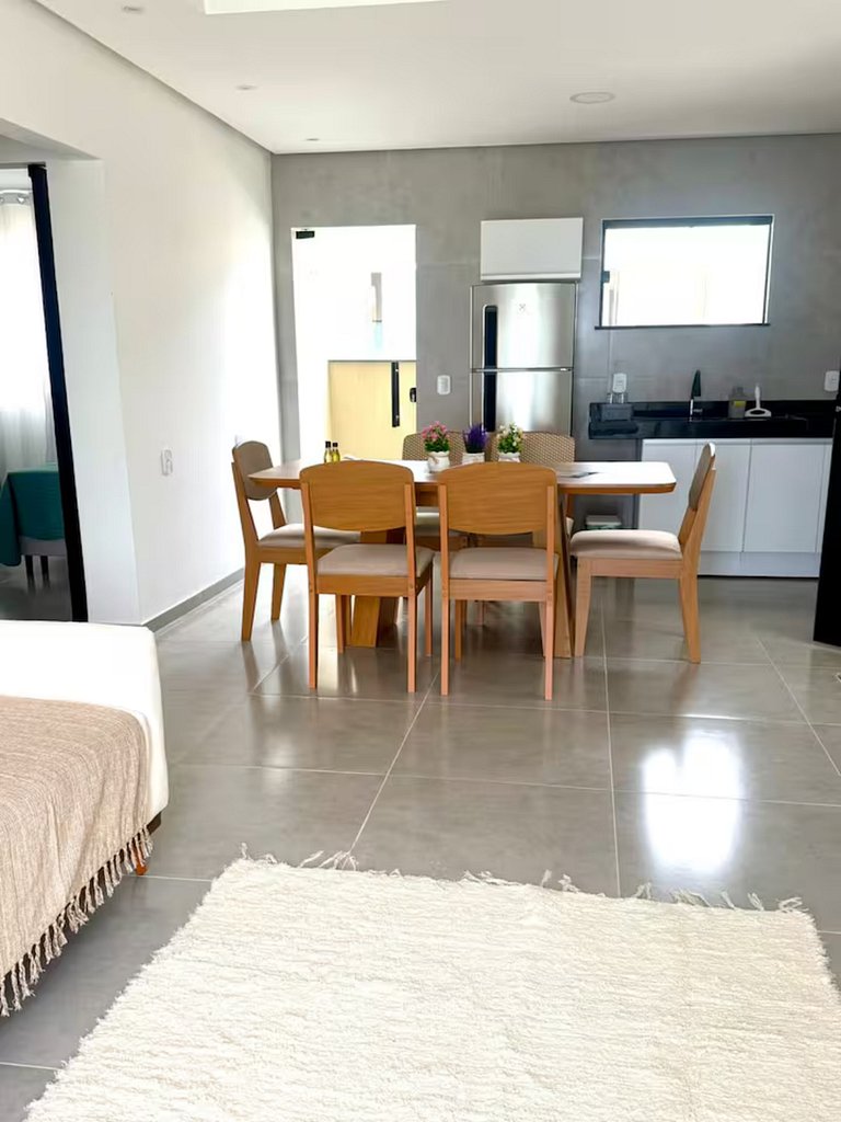 Apt em Taperapuã: piscina, churrasqueira e ar condicionado
