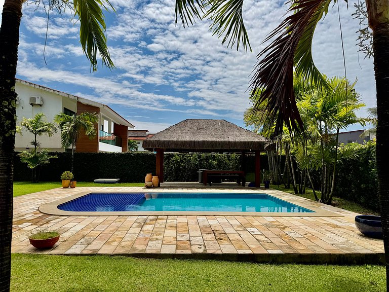 Piscina e churrasqueira em condomínio beira-mar Carneiros