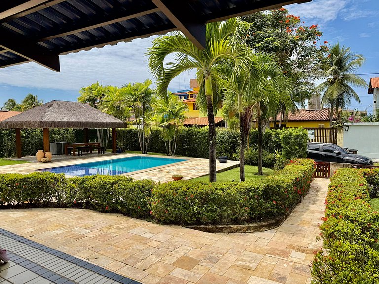 Piscina e churrasqueira em condomínio beira-mar Carneiros