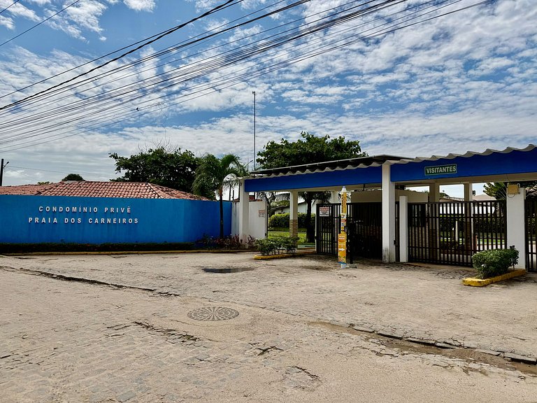 Piscina e churrasqueira em condomínio beira-mar Carneiros